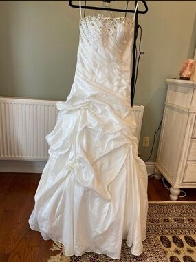 Elegant White Strapless Wedding Dress with Beaded Sweetheart Bodice